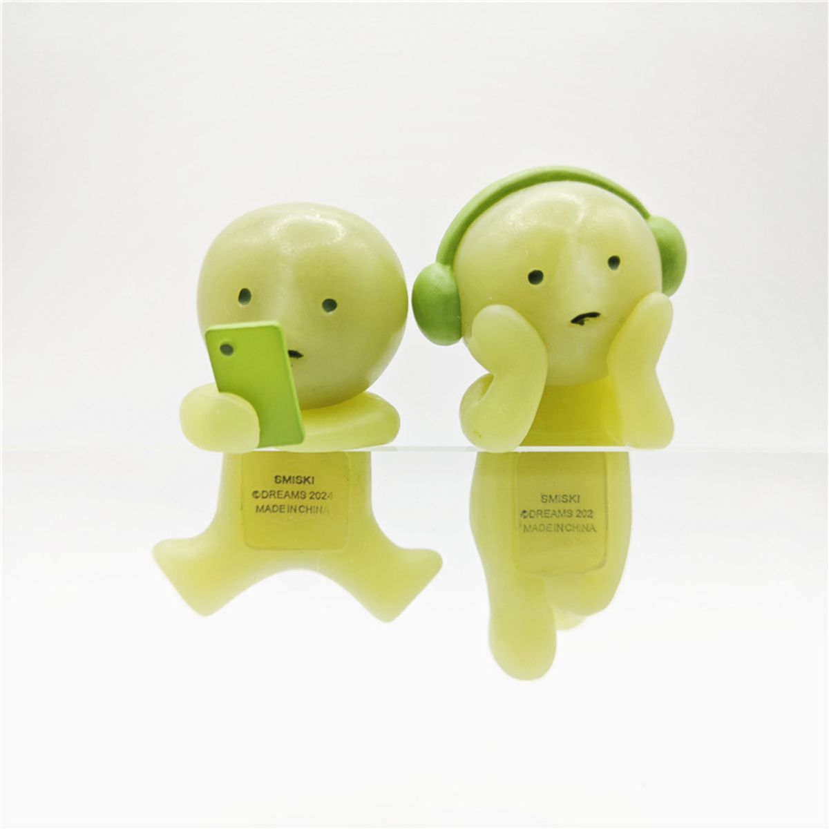 Combo 6 Smiski Hippers Figures + 1 Blind Box Mini Luminous Sonny Angel Green Doll – Glow-in-the-Dark Phone Accessories & Gift 5 Cute Smiski figures: one with phone, one with headphones. Perfect for collectors seeking quirky decor accents.