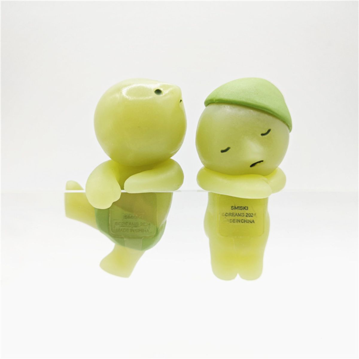 Combo 6 Smiski Hippers Figures + 1 Blind Box Mini Luminous Sonny Angel Green Doll – Glow-in-the-Dark Phone Accessories & Gift 6 Cute green sleeping figurines with expressions, ideal for decoration and collection, adding charm to spaces.